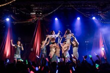 神輿で接近するフィロのス（左）と東京女子流（右）。（撮影：ヨシモリユウナ）