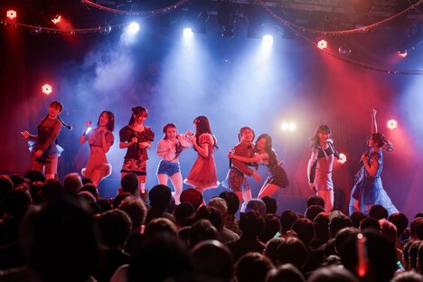 9人でパフォーマンスする東京のダンス。(撮影:ヨシモリユウナ)