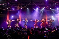 フィロのスとともに「ダンス・ファウンダー」を歌う中江友梨。（撮影：ヨシモリユウナ）