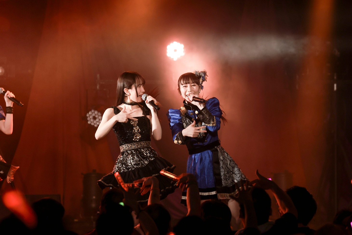 佐藤まりあ（左）と庄司芽生（右）。（撮影：ヨシモリユウナ）