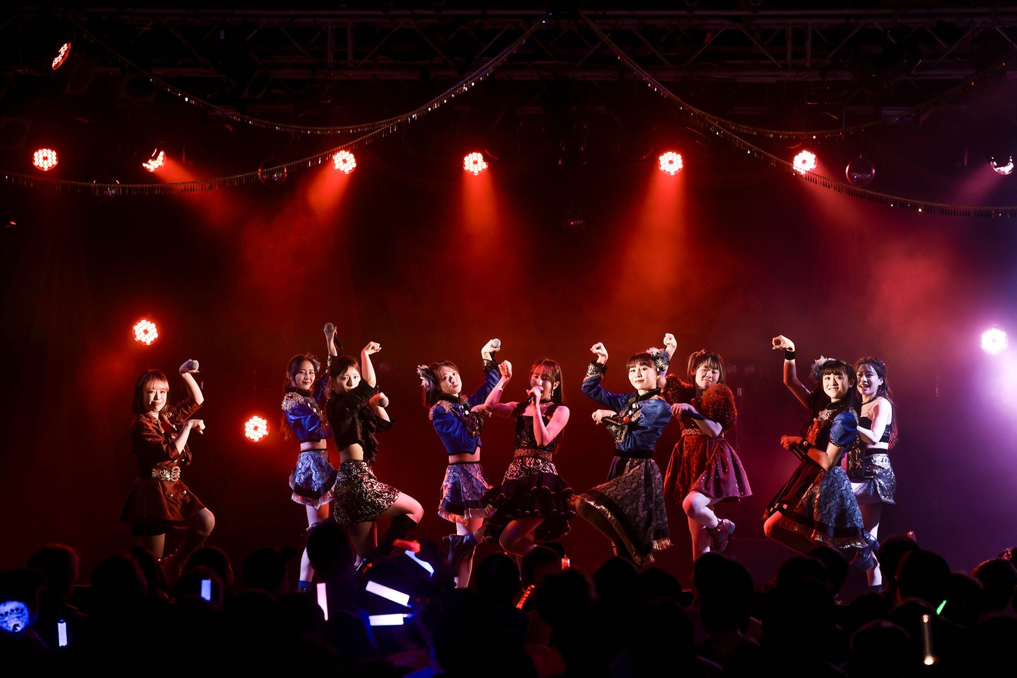 9人でパフォーマンスする東京のダンス。（撮影：ヨシモリユウナ）