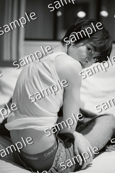 草川拓弥フォトブック「辻褄」セブンネット限定の特典ポストカード。（撮影：前康輔）