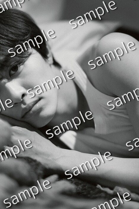 草川拓弥フォトブック「辻褄」HMV限定の特典ポストカード。（撮影：前康輔）