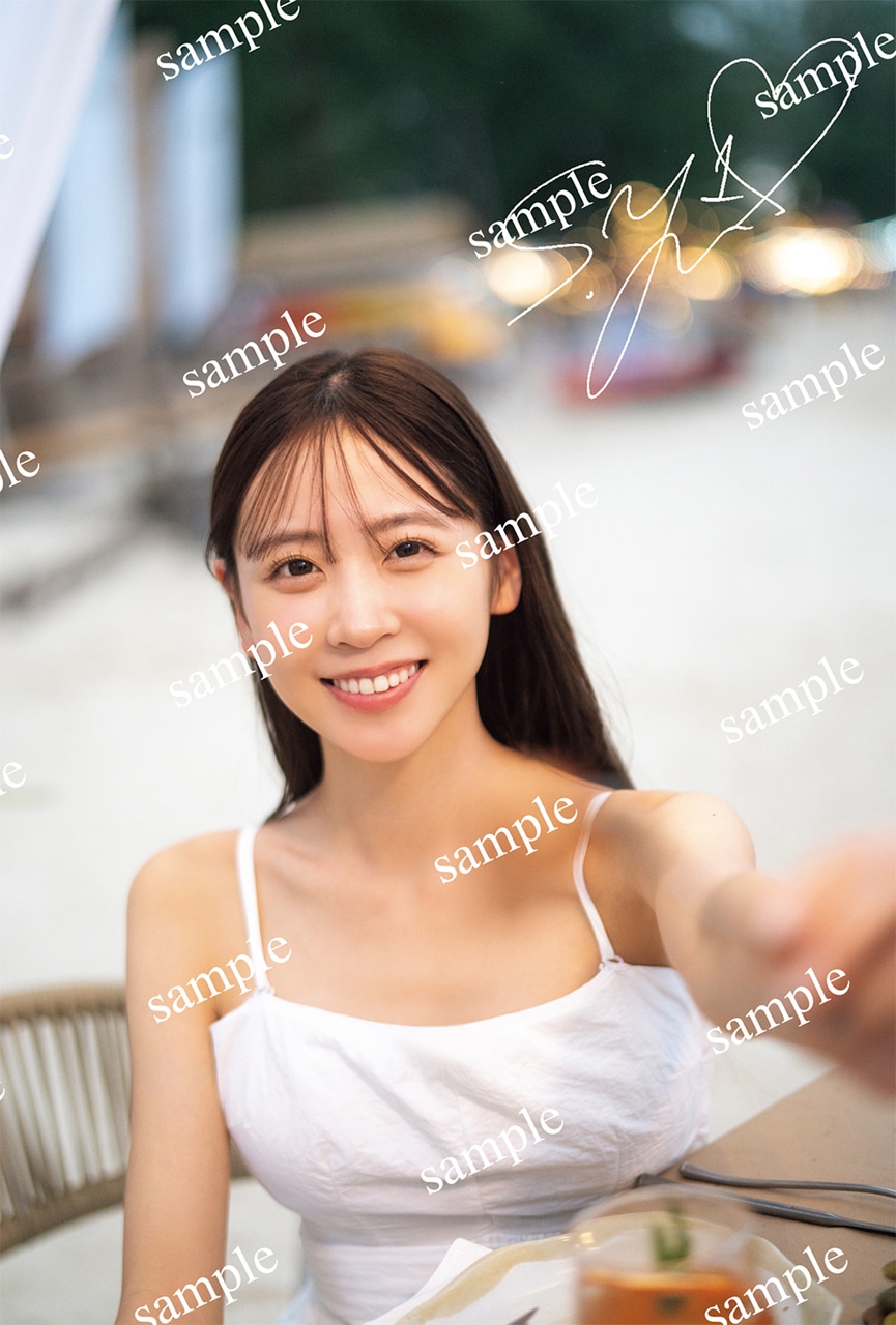 櫻井優衣の1st写真集「YUi」付属ポストカードの絵柄。(c)光文社（撮影：佐藤佑一）