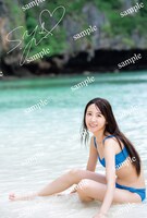 櫻井優衣の1st写真集「YUi」付属ポストカードの絵柄。（撮影：佐藤佑一）