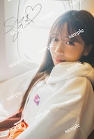 櫻井優衣の1st写真集「YUi」付属ポストカードの絵柄。（撮影：佐藤佑一）