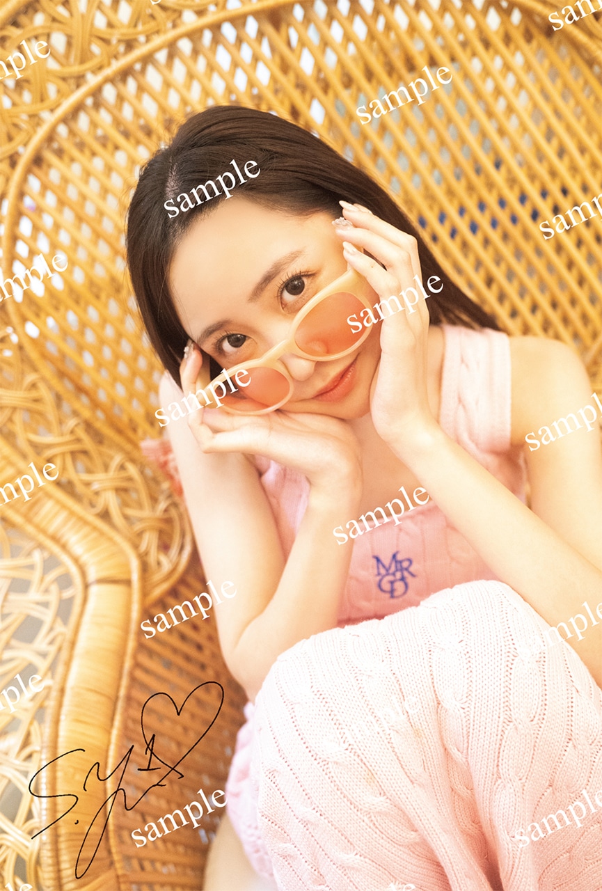 櫻井優衣の1st写真集「YUi」付属ポストカードの絵柄。(c)光文社（撮影：佐藤佑一）