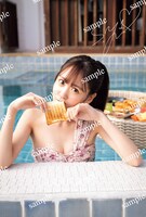 櫻井優衣の1st写真集「YUi」付属ポストカードの絵柄。（撮影：佐藤佑一）