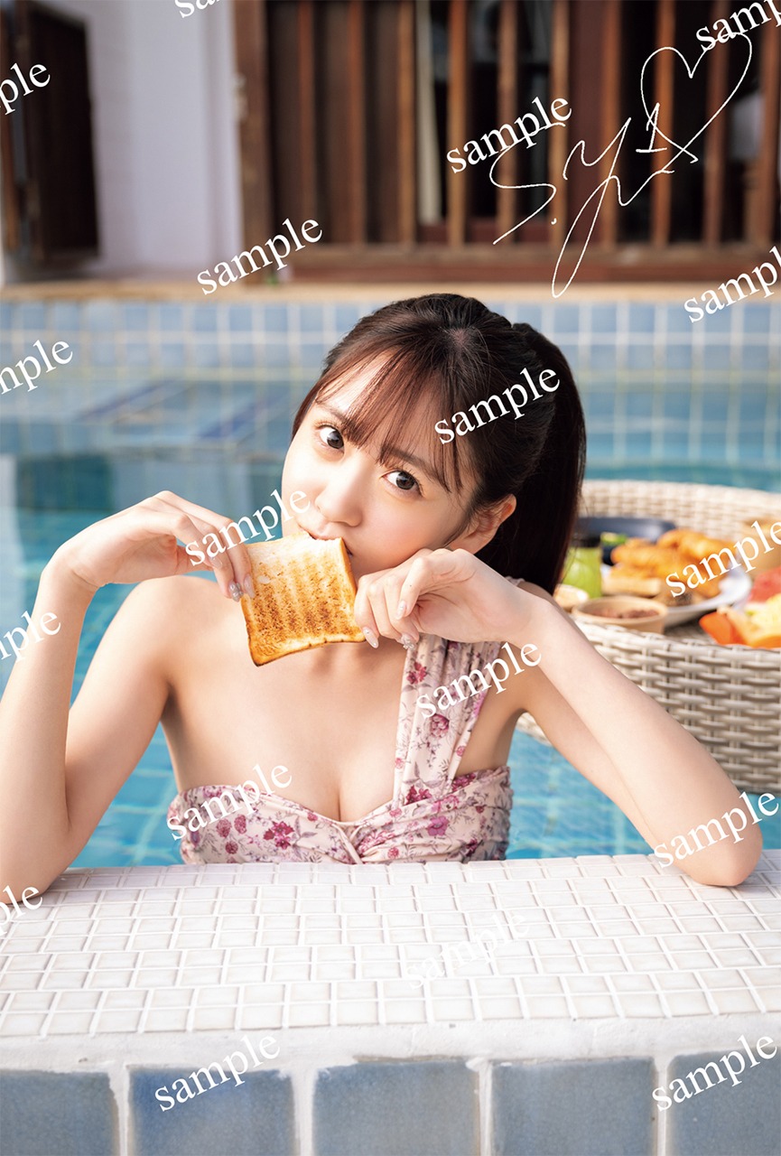 櫻井優衣の1st写真集「YUi」付属ポストカードの絵柄。(c)光文社（撮影：佐藤佑一）