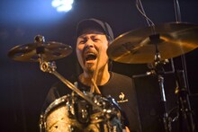 KOUICHI（Dr, Cho / 10-FEET）（撮影：半田安政）