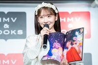 写真集のお気に入りカットを見せる櫻井優衣（FRUITS ZIPPER）。