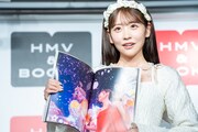 写真集のお気に入りカットを見せる櫻井優衣(FRUITS ZIPPER)。
