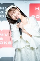 「なぁになぁに？」と首を傾げる櫻井優衣（FRUITS ZIPPER）。