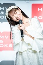 「なぁになぁに？」と首を傾げる櫻井優衣（FRUITS ZIPPER）。