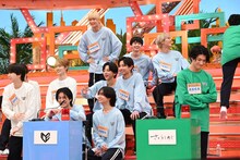 左からM!LK、ICEx、さくらしめじ。田中雅功（さくらしめじ / 右）はひな壇を上っている。