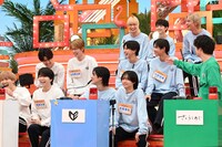 仲良しの山中柔太朗（M!LK）にツッコミを入れる田中雅功（さくらしめじ / 右）。