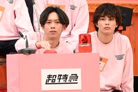 早押しボタンを押すリョウガ（超特急）とタクヤ（超特急）。