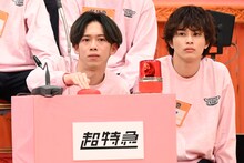 早押しボタンを押すリョウガ（超特急）とタクヤ（超特急）。