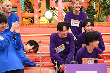 爆笑するSUPER★DRAGONとLienel。