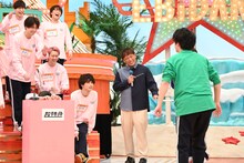 タカシ（超特急 / 中段左）のもとにやってくる田中雅功（さくらしめじ / 右）。