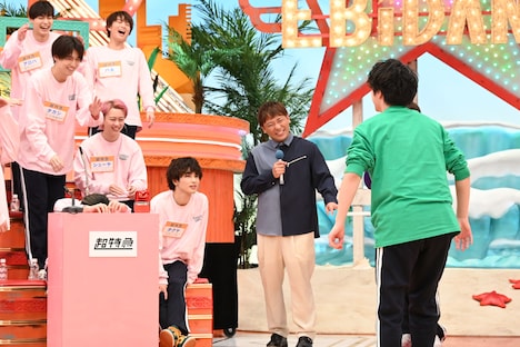 タカシ（超特急 / 中段左）のもとにやってくる田中雅功（さくらしめじ / 右）。