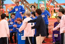 SUPER★DRAGONに歩み寄る超特急のタクヤ、カイ、リョウガ。