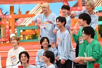 立ち上がるICExとさくらしめじ。