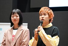 左から宮崎朝子、吉川美冴貴（SHISHAMO）。