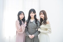 乃木坂46 5期生の川崎桜、池田瑛紗、菅原咲月（左から）。
