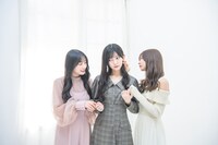 じゃれ合う川崎桜、池田瑛紗、菅原咲月（左から）。