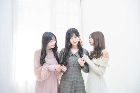 じゃれ合う川崎桜、池田瑛紗、菅原咲月（左から）。