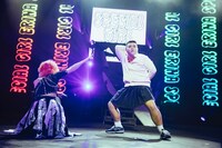 「DDD」を披露するReolと角刈り女子“エリナ”。（撮影：横山マサト）