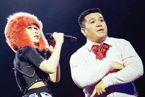 Reolと角刈り女子“エリナ”。（撮影：横山マサト）