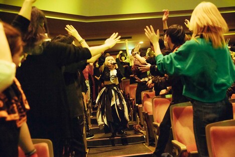 アンコールでファンと触れ合うReol。（撮影：横山マサト）