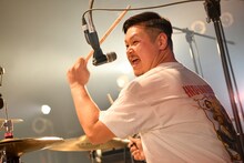 松本"EKKUN"英二（Dr / Ken Yokoyama）（撮影：半田安政）