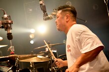 松本"EKKUN"英二（Dr / Ken Yokoyama）（撮影：半田安政）