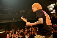 横山健（Vo, G / Ken Yokoyama）（撮影：半田安政）