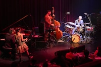 自由奔放かつテクニカルなプレイで場内を沸かせたアロン・ベンジャミニ（右）。（写真提供：Apricot Music Records）