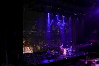 夜景が広がるBillboard Live TOKYOのステージ。（写真提供：Apricot Music Records）