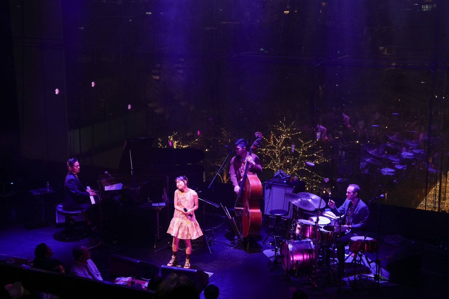 アンコールではステージ背面の幕が上がり、バックに東京の夜景が。（写真提供：Apricot Music Records）