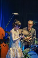 有安杏果を見つめるアロン・ベンジャミニ。（写真提供：Apricot Music Records）