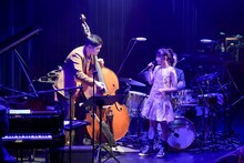 小川晋平（左）の奏でるベースと会話をするように歌う有安杏果（右）。（写真提供：Apricot Music Records）