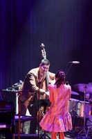 小川晋平とのセッションを楽しむ有安杏果。（写真提供：Apricot Music Records）