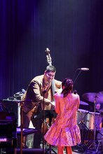 小川晋平とのセッションを楽しむ有安杏果。（写真提供：Apricot Music Records）