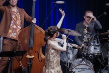 上階の観客に手を振る有安杏果。（写真提供：Apricot Music Records）