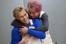 カイに抱きつくシューヤ。