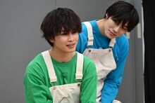 手前からタクヤ、タクヤを見るアロハ。