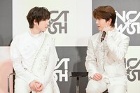 会見中、終始ジェヒ（右）の日本語をサポートするサクヤ（左）。