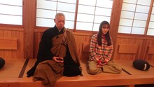 座禅に集中する百田夏菜子。