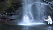 滝に打たれる百田夏菜子。